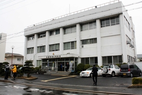 平野達彦容疑者が取り調べを受けている洲本署＝９日午前１１時１７分、洲本市山手２