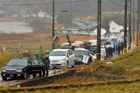 事件現場周辺は報道陣などの車が連なり騒然となった＝９日午後、洲本市中川原町中川原