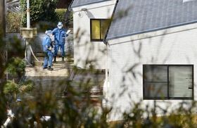 平野達彦容疑者の自宅を調べる捜査員＝１０日午前１１時２９分、洲本市中川原町中川原