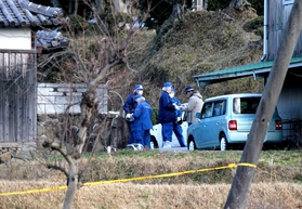 平野浩之さんら３人が亡くなった民家の周辺を調べる捜査員ら＝１０日午後５時１５分、洲本市中川原町中川原