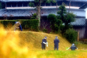 ３人が刺された平野浩之さん宅の周辺を調べる捜査員ら＝９日午後２時１４分、洲本市中川原町中川原