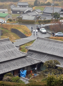 ３人が刺された民家（右奥）と２人の遺体が見つかった民家（手前）の周辺を調べる捜査員ら＝９日午前１１時１６分、洲本市中川原町中川原