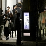 平野浩之さんら３人の通夜会場を後にする参列者ら＝１３日午後６時５１分、洲本市大野