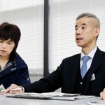 会見する兵庫県洲本健康福祉事務所の柿本裕一所長（右）ら＝１２日午前、洲本市塩屋１