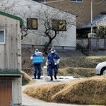捜査関係者が出入りする事件現場周辺。後方は平野達彦容疑者宅＝１１日午前９時５７分、洲本市中川原町中川原