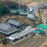 刺殺事件があった兵庫県洲本市の民家＝９日午前９時41分（共同通信社ヘリから）