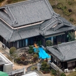 刺殺事件があった兵庫県洲本市の民家＝９日午前９時39分（共同通信社ヘリから）