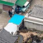 刺殺事件があった民家の周辺を調べる捜査員＝９日午前９時40分、兵庫県洲本市（共同通信社ヘリから）