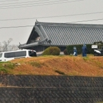 ５人が刺された民家を調べる捜査員ら＝９日午前１０時４５分、洲本市中川原町中川原