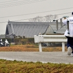 ５人が刺された民家を調べる捜査員ら＝９日午前１０時４０分、洲本市中川原町中川原
