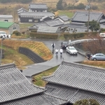 遺体が見つかった民家（手前と右奥）周辺を調べる捜査員ら＝９日午前１１時１６分、洲本市中川原町中川原（撮影・風斗雅博））