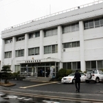 平野達彦容疑者が取り調べを受けている洲本署＝９日午前１１時１７分、洲本市山手２