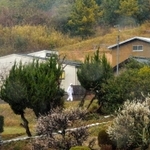 殺人未遂容疑で逮捕された平野達彦容疑者の自宅＝９日午後２時１７分、洲本市中川原町中川原