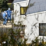平野達彦容疑者の自宅を調べる捜査員＝１０日午前１１時２９分、洲本市中川原町中川原