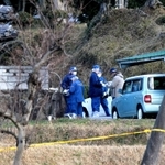 平野浩之さんら３人が亡くなった民家の周辺を調べる捜査員ら＝１０日午後５時１５分、洲本市中川原町中川原