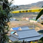 平野毅さんらの遺体が見つかった民家。周辺は規制線が張られている＝１４日午後５時３１分、洲本市中川原町中川原