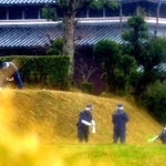 ３人が刺された平野浩之さん宅の周辺を調べる捜査員ら＝９日午後２時１４分、洲本市中川原町中川原