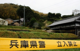 規制線で立ち入りが禁止されたままの事件現場＝８日午前、洲本市中川原町中川原