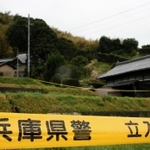 規制線で立ち入りが禁止されたままの事件現場＝８日午前、洲本市中川原町中川原