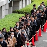 殺人罪などに問われた平野達彦被告の裁判員裁判初公判を前に、傍聴券を求める行列ができた神戸地裁＝８日午前９時４分、神戸市中央区橘通２