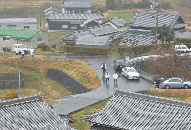 事件のあった現場周辺には警察車両が集まり騒然となった＝２０１５年３月９日、洲本市