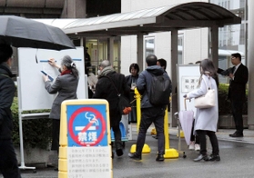 判決を傍聴しようと抽選券を求める人たち＝２７日午前、大阪市北区、大阪高裁別館前