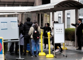 控訴審判決の傍聴希望者が抽選券を求めて並んだ＝２７日午前９時１分、大阪市北区西天満２、大阪高裁別館前