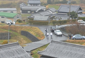 事件のあった現場周辺には警察車両が集まり騒然となった＝２０１５年３月９日、洲本市