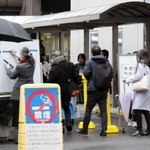 判決を傍聴しようと抽選券を求める人たち＝２７日午前、大阪市北区、大阪高裁別館前