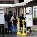 控訴審判決の傍聴希望者が抽選券を求めて並んだ＝２７日午前９時１分、大阪市北区西天満２、大阪高裁別館前