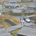 事件のあった現場周辺には警察車両が集まり騒然となった＝２０１５年３月９日、洲本市