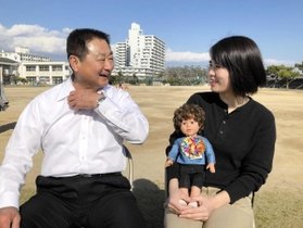 いつも教室にいた「じきしんジュニア」を抱く氏橋先生と佐伯校長