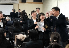 中間報告会の発表前、西村順二教授（右）と談笑し、リラックスする学生たち＝２０１７年１２月９日、加古川市役所