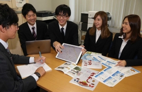 ラインを活用した新たな観光情報の提供に取り組む甲南大の学生ら＝加古川市加古川町溝之口、加古川観光協会 