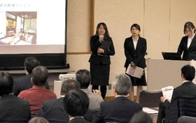 調査内容を発表する大学生たち＝加古川市加古川町北在家
