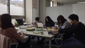 商店街の活性化について協議する学生ら＝神戸市東灘区岡本