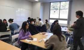 課題について分析する学生ら＝神戸市東灘区岡本