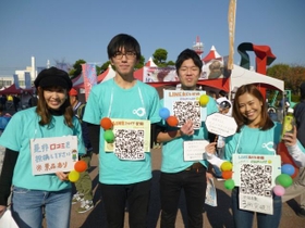 加古川ツーデーマーチで実証実験への参加を呼びかけた学生ら＝１１月１１日、加古川市加古川町北在家