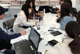 課題について分析する学生ら＝神戸市東灘区岡本