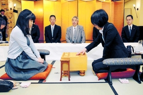 女流王位戦第１局で伊藤沙恵女流二段（左）に対し、初手を指す里見香奈女流王位＝４月２６日、姫路市総社本町、播磨国総社