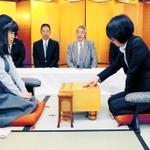 女流王位戦第１局で伊藤沙恵女流二段（左）に対し、初手を指す里見香奈女流王位＝４月２６日、姫路市総社本町、播磨国総社