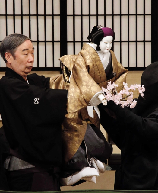 人形を操る吉田和生さん＝２０１６年４月、大阪市中央区（国立文楽劇場提供）