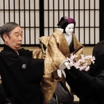 人形を操る吉田和生さん＝２０１６年４月、大阪市中央区（国立文楽劇場提供）