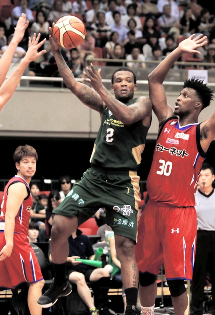新シーズン開幕前の関西アーリーカップ１回戦で熊本と競り合う西宮の主力ドゥレイロン・バーンズ選手（２）。１部で躍進なるか＝９月１日、大阪市浪速区のエディオンアリーナ大阪