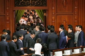 衆院が解散され、本会議場を後にする議員＝２８日午後