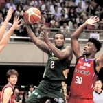 新シーズン開幕前の関西アーリーカップ１回戦で熊本と競り合う西宮の主力ドゥレイロン・バーンズ選手（２）。１部で躍進なるか＝９月１日、大阪市浪速区のエディオンアリーナ大阪