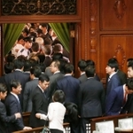 衆院が解散され、本会議場を後にする議員＝２８日午後