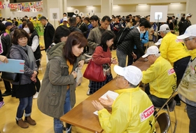 ゼッケンの受け取り手続きで行列をつくる神戸マラソンの出場者ら＝１７日午後、神戸国際展示場（撮影・山崎　竜）