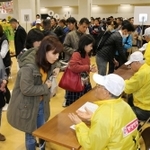 ゼッケンの受け取り手続きで行列をつくる神戸マラソンの出場者ら＝１７日午後、神戸国際展示場（撮影・山崎　竜）