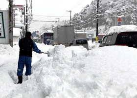 積雪や路面凍結で交通状況は一変する。車の運転にはくれぐれも注意を＝２０１７年１月、養父市内
